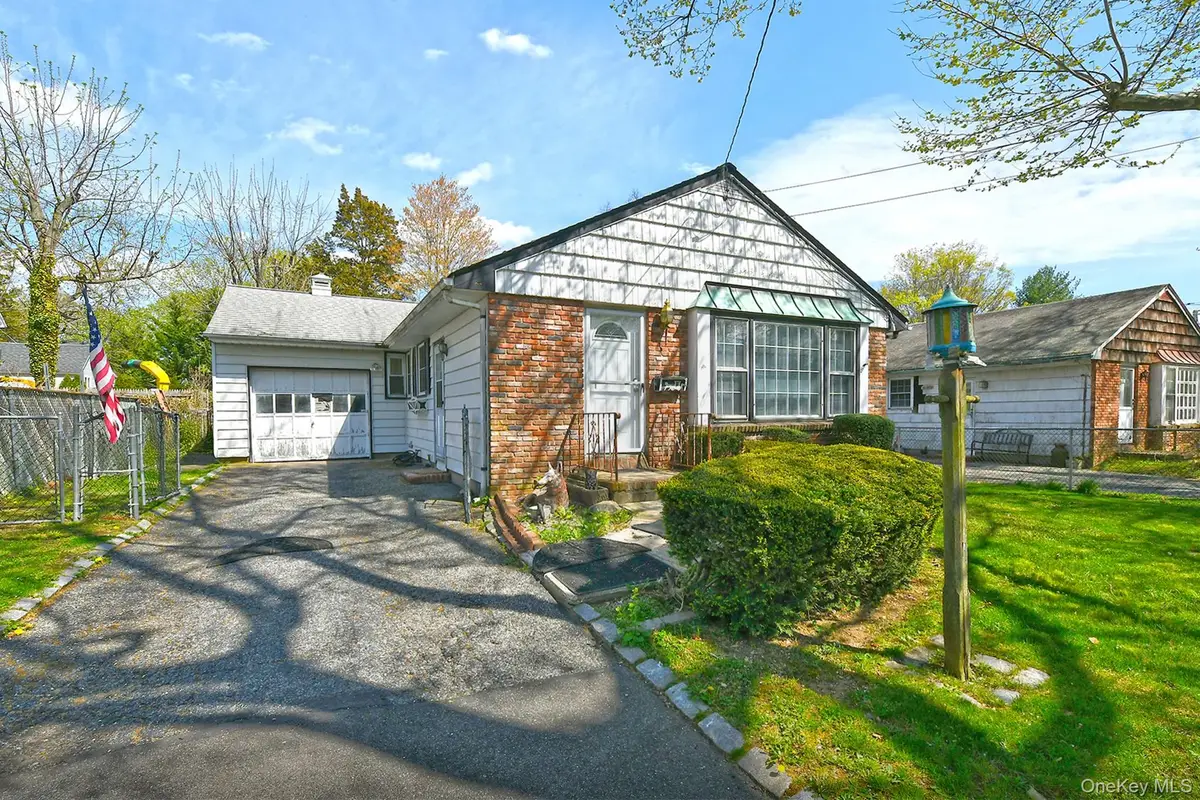 18 Kilburn Avenue, Huntington Station, NY 11746 - #1