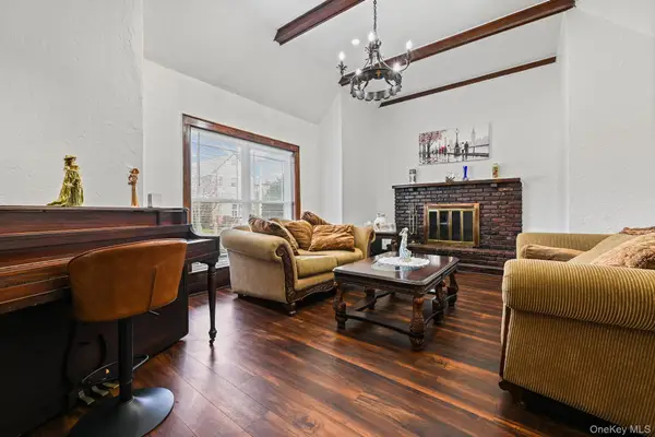 6 Dubonnet Road, Valley Stream, NY 11581