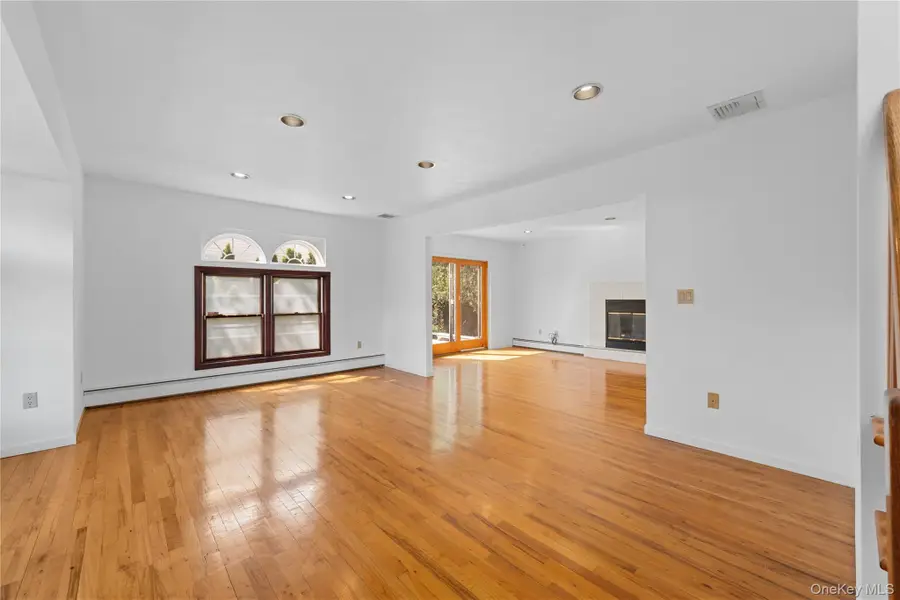 31 Woodward Street, Roslyn Heights, NY 11577 - #2