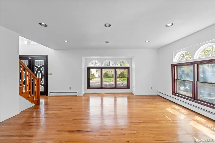 31 Woodward Street, Roslyn Heights, NY 11577 - #3