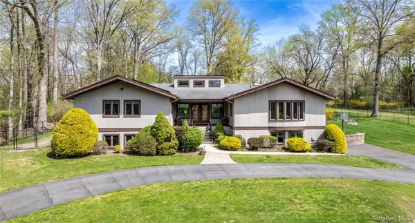 102 Robinhood Lane, West Nyack, NY 10994