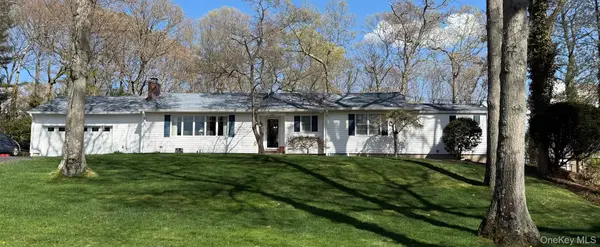 8 Roundabout Road, Smithtown, NY 11787