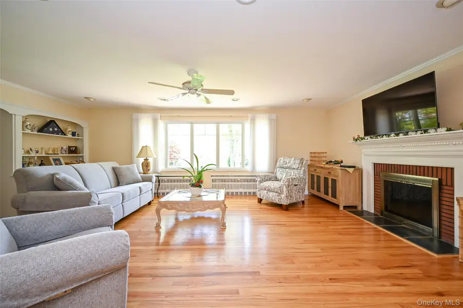 8 Roundabout Road, Smithtown, NY 11787 - #3
