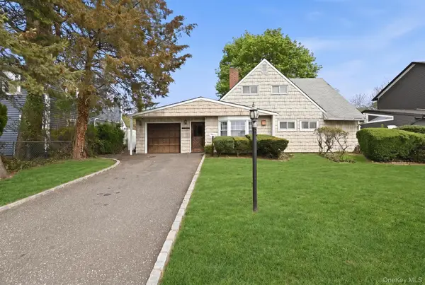 15 Bird Lane, Hicksville, NY 11801