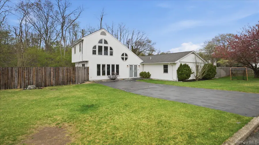 31 13th Street, Holbrook, NY 11741 - #2