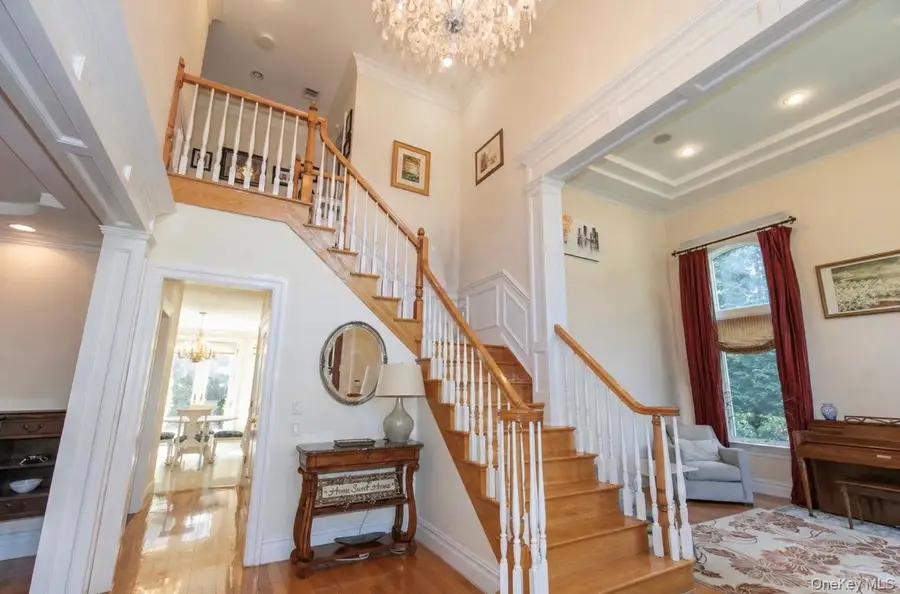 23 Fox Hunt Lane, Great Neck, NY 11020 - #3