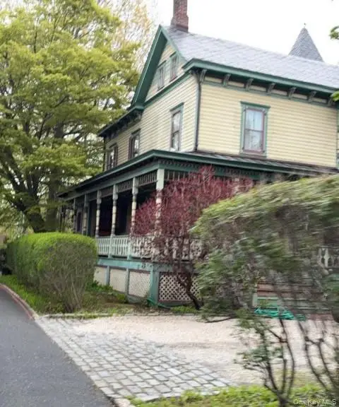 103 Roslyn Avenue, Sea Cliff, NY 11579