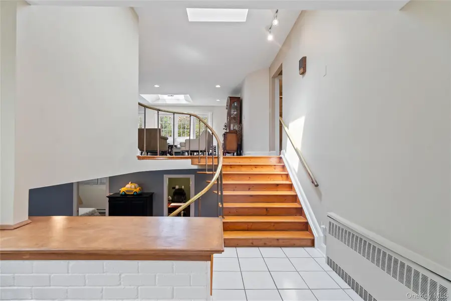 6 Beaumont Drive, Melville, NY 11747 - #3