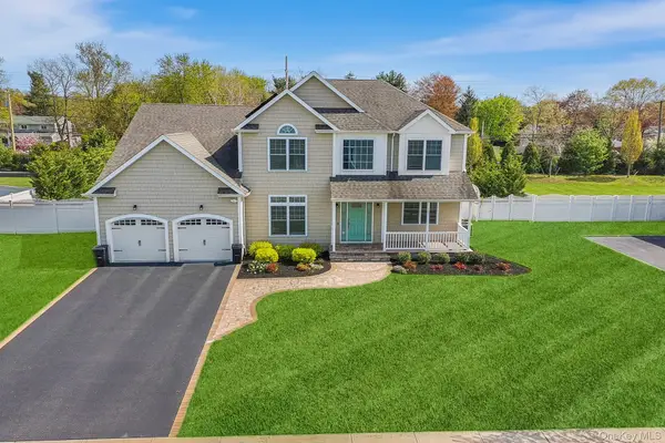 17 Country View Lane, Greenlawn, NY 11740