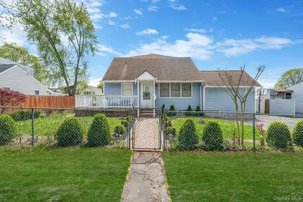 34 E Beech Street, Central Islip, NY 11722