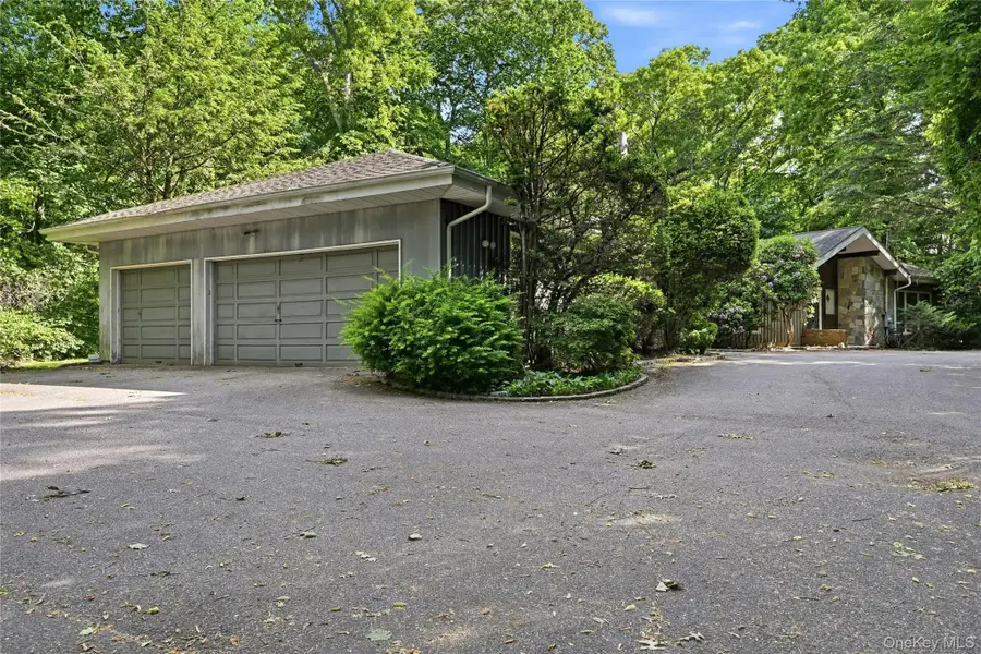 12 Tall Tree Court, Cold Spring Harbor, NY 11724 - #3