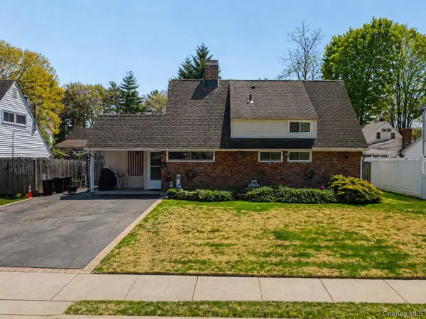 6 Mead Lane, Westbury, NY 11590