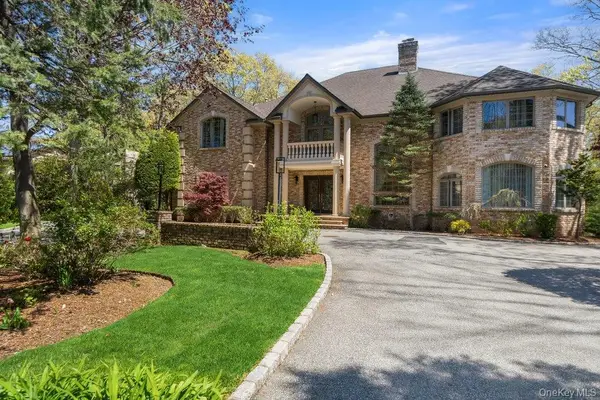 10 Hart Place, Dix Hills, NY 11746