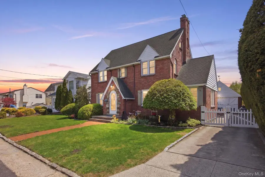 110 Bedford Avenue, Garden City Park, NY 11040 - #2