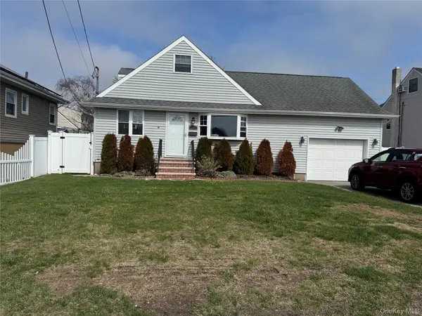 253 E Riviera Drive, Lindenhurst, NY 11757