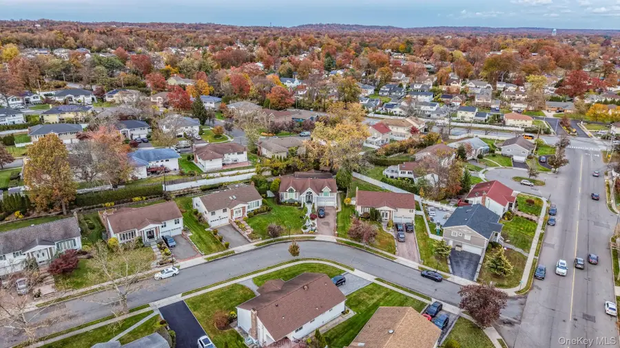 67 Royal Way, Manhasset Hills, NY 11040 - #3