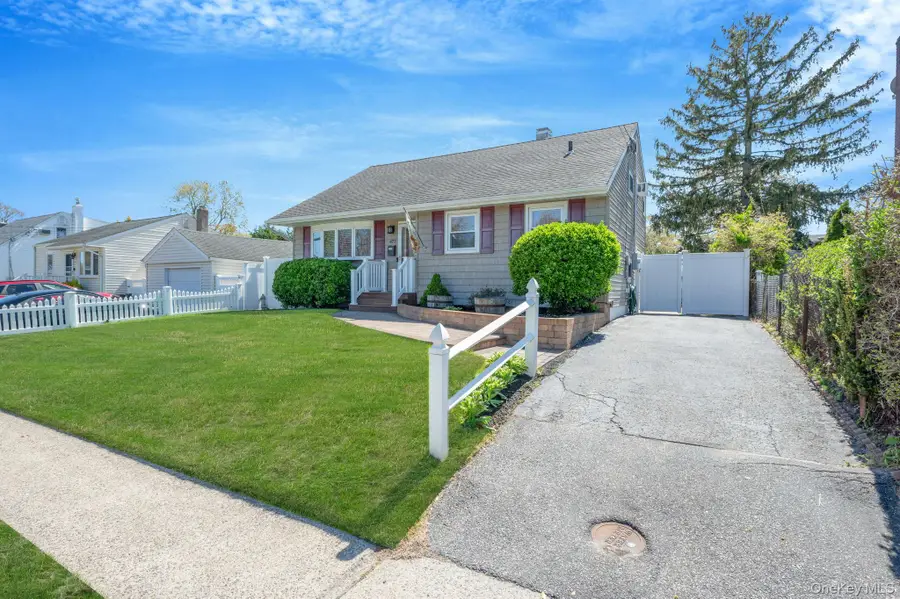 477 N Indiana Avenue, Lindenhurst, NY 11757 - #3