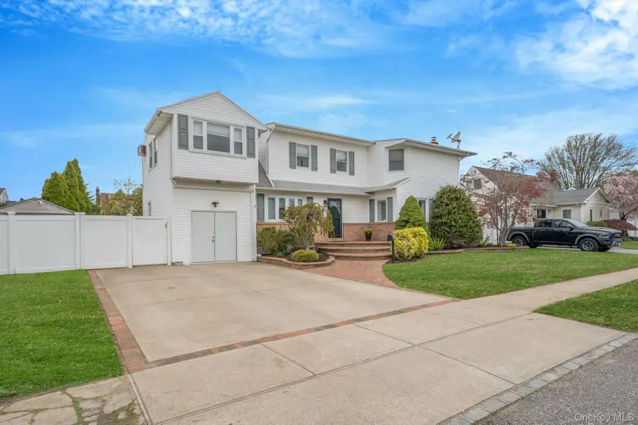 580 Center Briarwood Avenue, West Islip, NY 11795 - #2