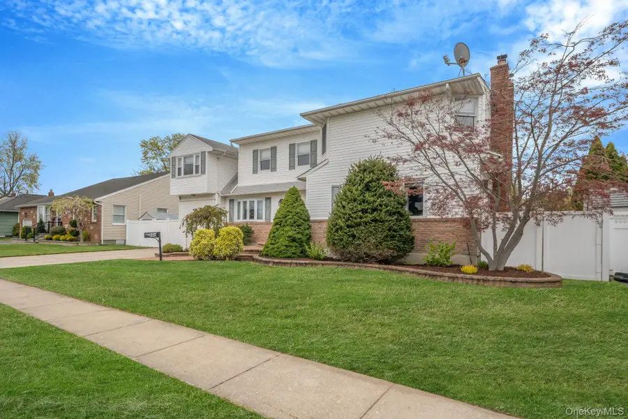 580 Center Briarwood Avenue, West Islip, NY 11795 - #3