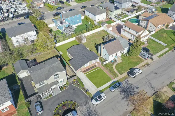 16 Riviera Parkway, Lindenhurst, NY 11757