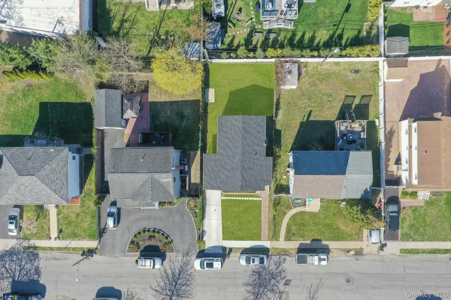 16 Riviera Parkway, Lindenhurst, NY 11757 - #2