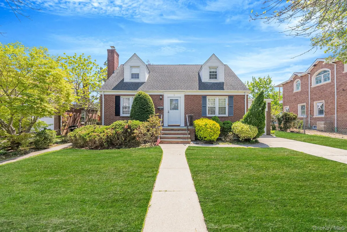 8 Maple Lane, New Hyde Park, NY 11040 - #1