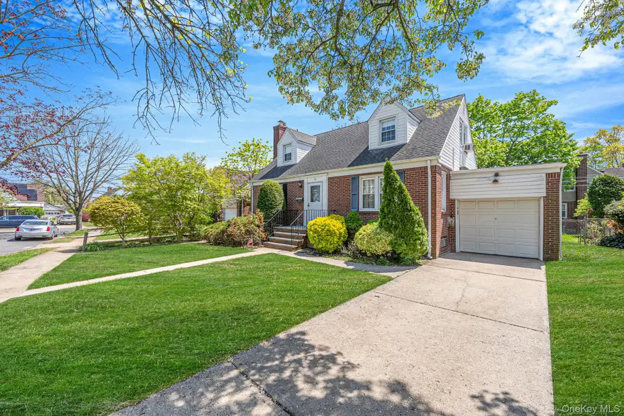 8 Maple Lane, New Hyde Park, NY 11040 - #2