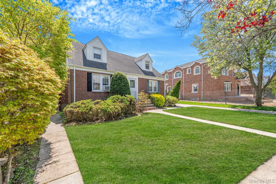 8 Maple Lane, New Hyde Park, NY 11040 - #3