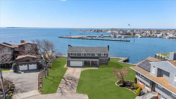 160 Sequams Lane W, West Islip, NY 11795