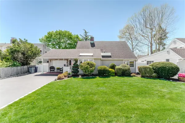 16 Rainbow Lane, Levittown, NY 11756