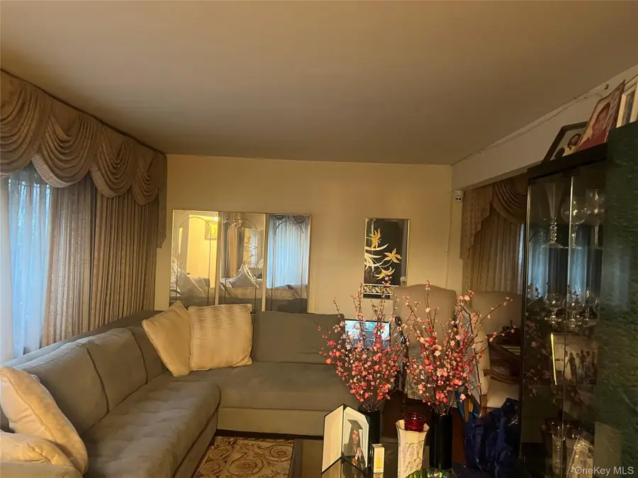 14 Vanata Court, Hempstead, NY 11550 - #3