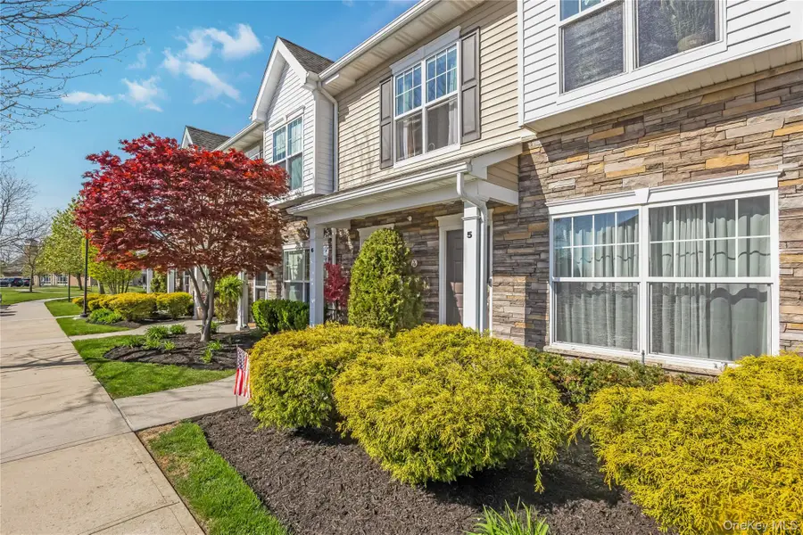 5 Hunter Drive, Central Islip, NY 11722 - #3