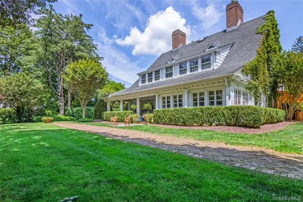 42 Clocktower Lane, Old Westbury, NY 11568