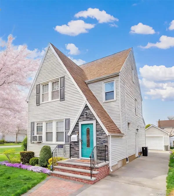 282 Houston Avenue, Mineola, NY 11501