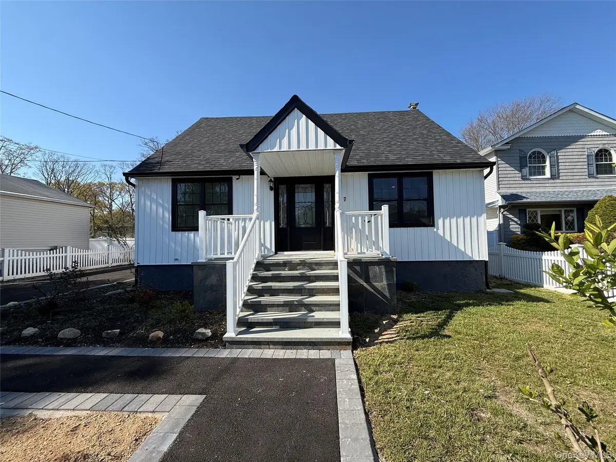 7 E Lakeland Street, Bay Shore, NY 11706 - #1