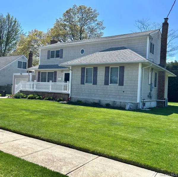 604 Center Briarwood Avenue, West Islip, NY 11795