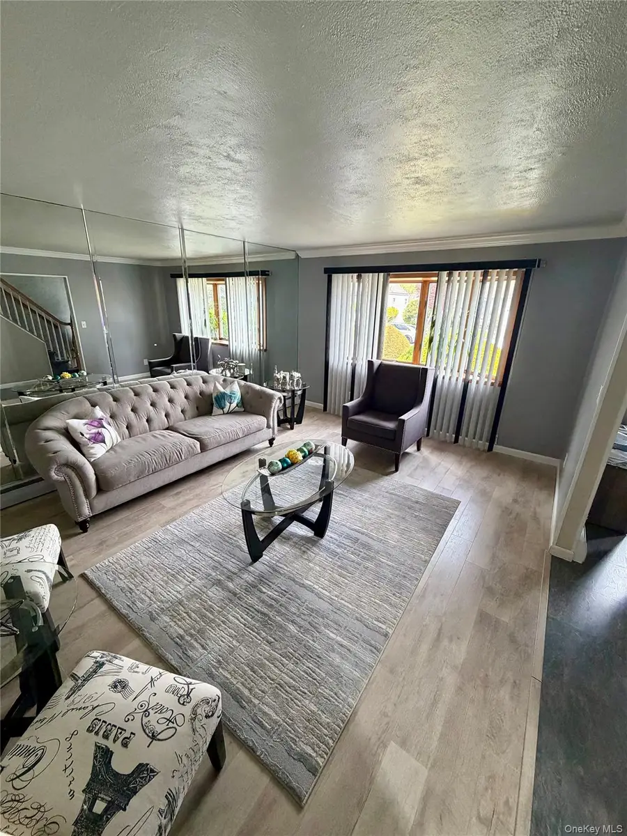 27 Colonial Road, Copiague, NY 11726 - #3