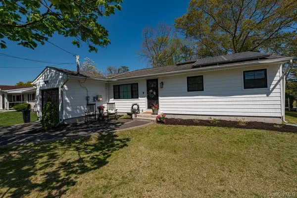 59 Serene Place, Hauppauge, NY 11788