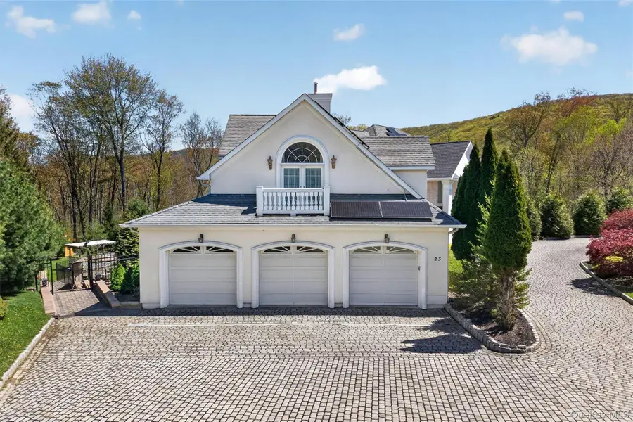 23 Greenwich Avenue, Woodbury, NY 10917 - #3