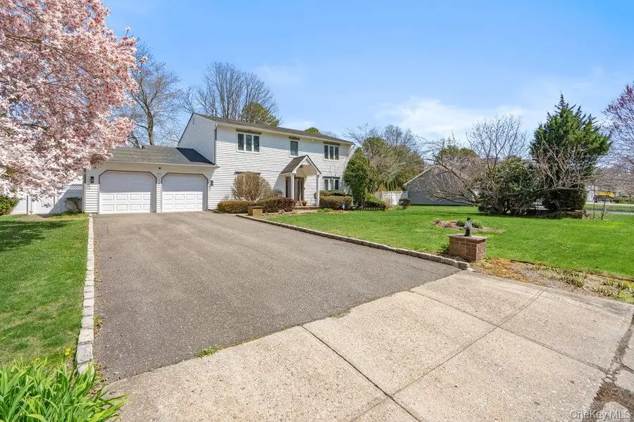18 Lincoln Avenue, Dix Hills, NY 11746 - #3