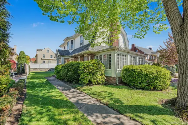 27 Center Drive, Whitestone, NY 11357