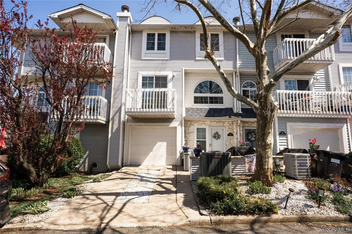 41 Country Dr N, Staten Island, NY 10314 - #1