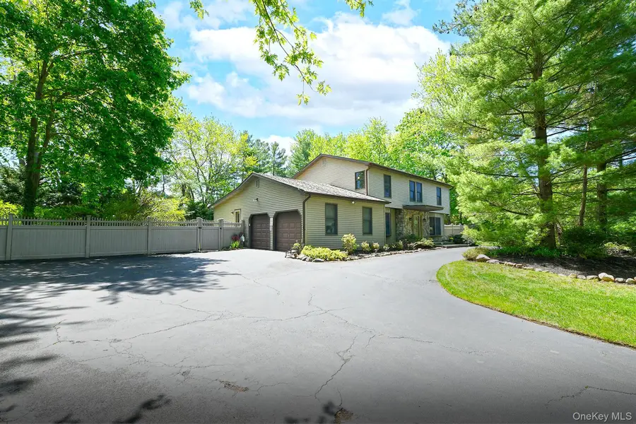 6 Fielding Court, Dix Hills, NY 11746 - #3