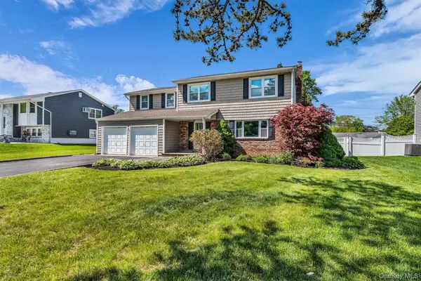 25 Sherry Lane, Hauppauge, NY 11788