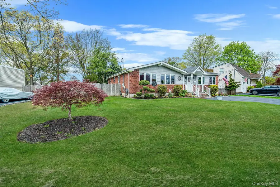 26 Bartley Lane, West Sayville, NY 11796 - #3