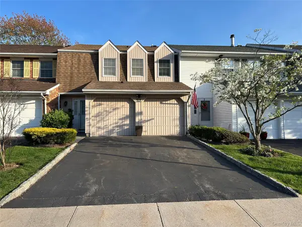 52 Holiday Drive #52, Woodbury, NY 11797