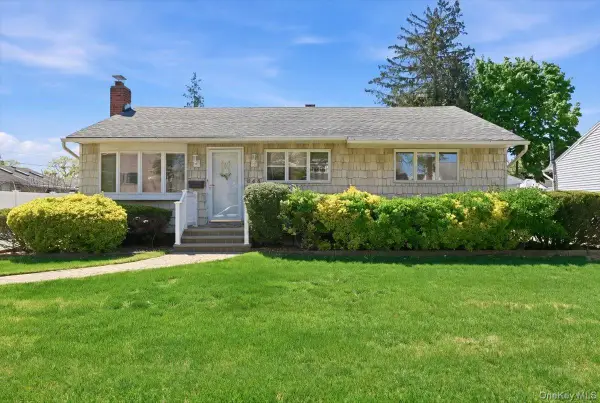 648 Dogwood Avenue, Franklin Square, NY 11010