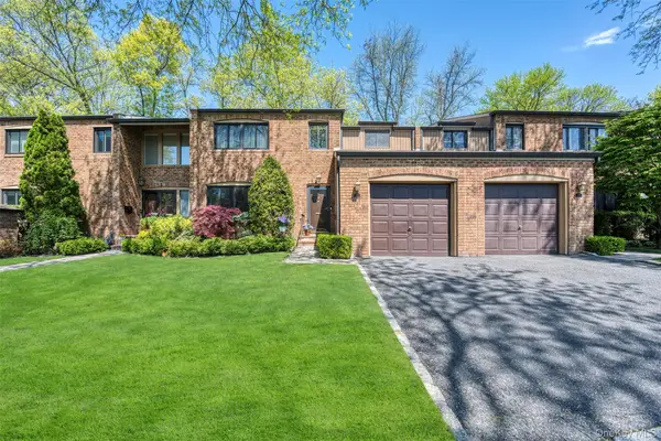 25 Windsor Gate Drive, North Hills, NY 11040