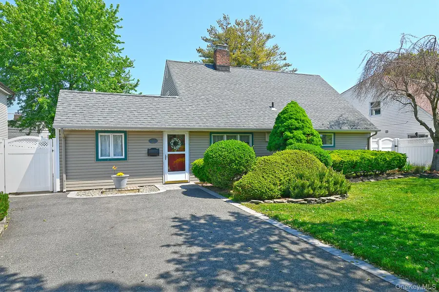 27 Blossom Lane, Levittown, NY 11756 - #2
