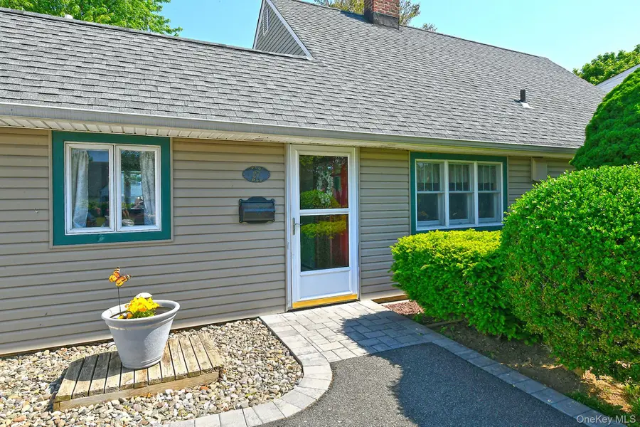 27 Blossom Lane, Levittown, NY 11756 - #3